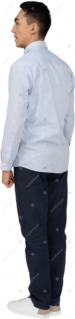 Mann in freizeitkleidung stehend