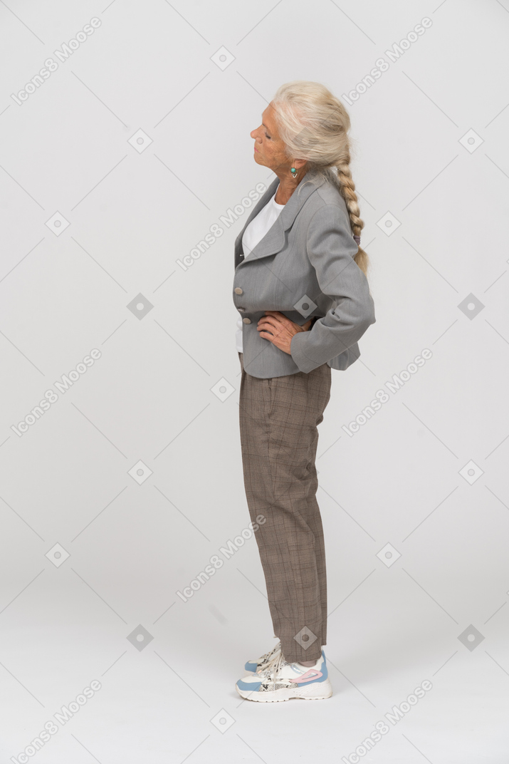 一位穿着西装伸展的老妇人的侧视图