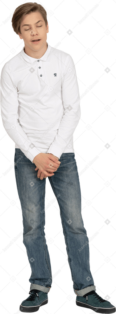 Jovem em roupas casuais em pé
