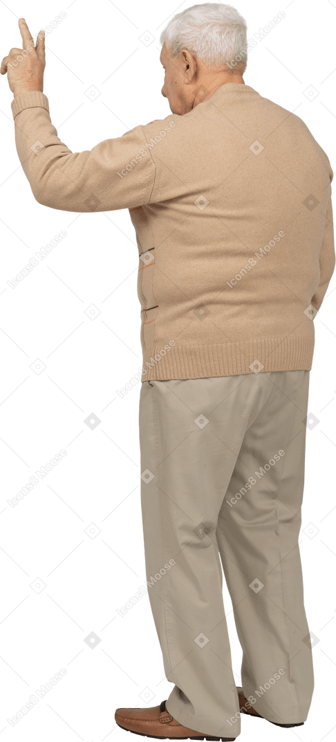 Vサインを示すカジュアルな服装の老人の背面図