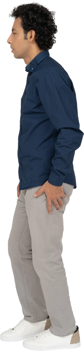 Uomo in abiti casual in piedi di profilo