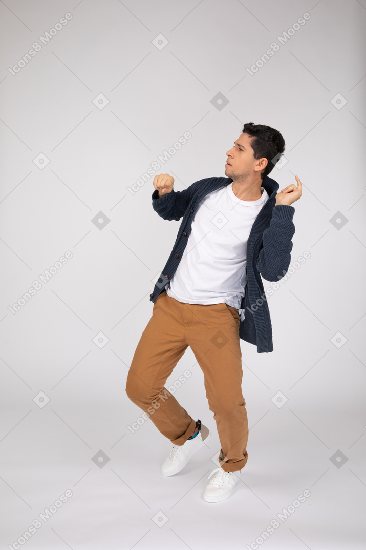 Mann in freizeitkleidung tanzen