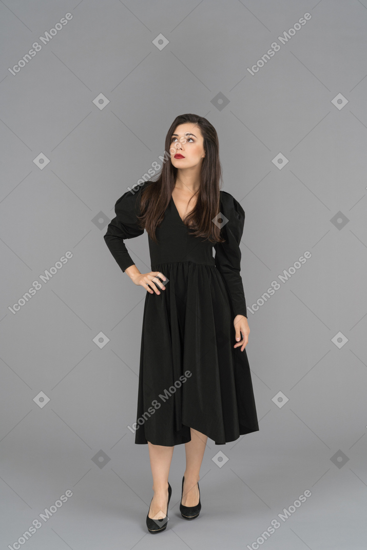 Recuperar atmósfera conductor Foto de Mujer bonita con un pequeño vestido negro