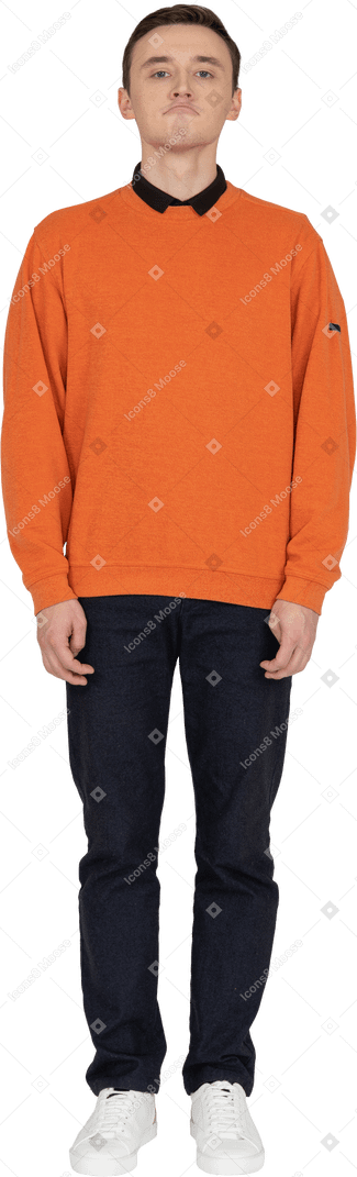 Junger mann im orangefarbenen sweatshirt stehend