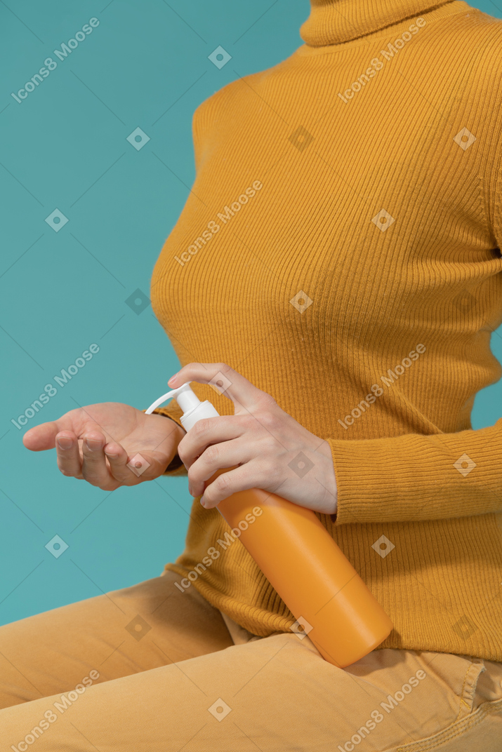 Una donna che usa un sapone liquido