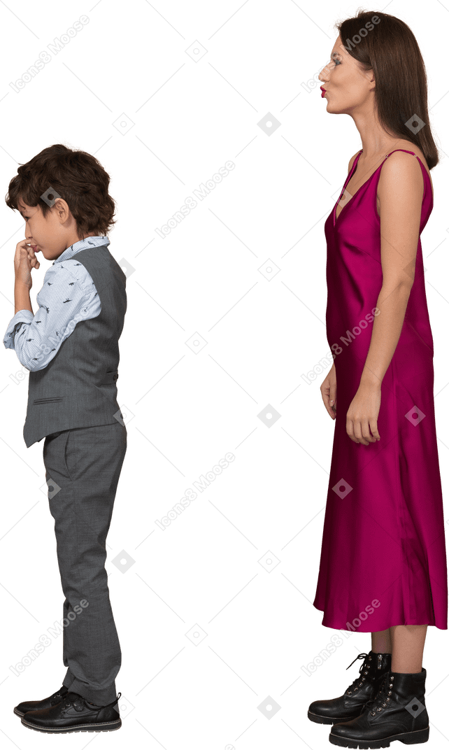 Femme en robe rouge et garçon en gilet de costume gris de profil
