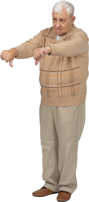 一位穿着休闲服的老人的正面图，大拇指朝下