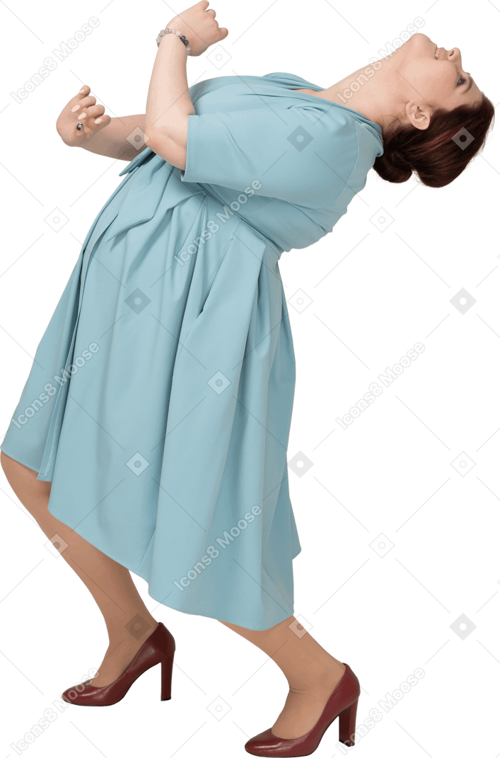 Женщина в синем платье танцует, вид сбоку