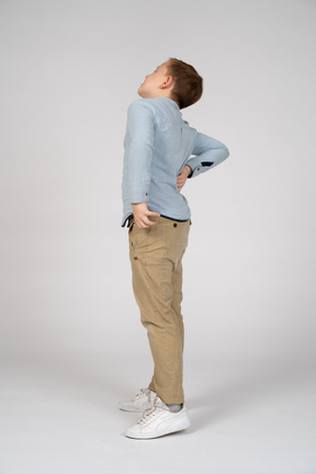 一个男孩伸展的侧视图