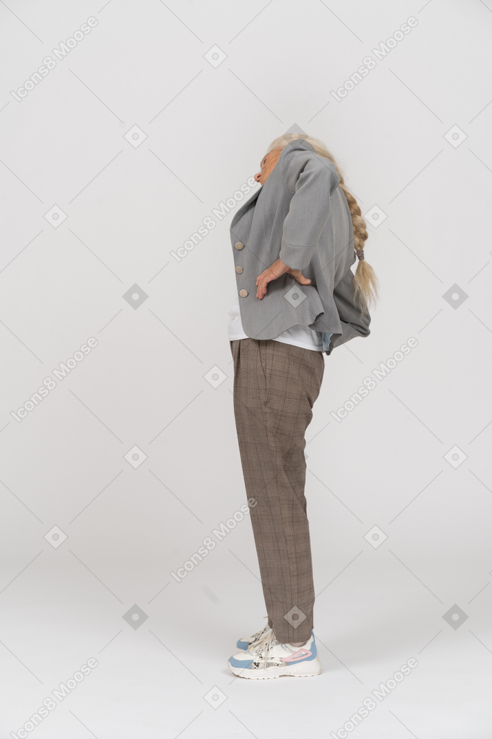 Vista lateral de uma senhora idosa em um terno de alongamento