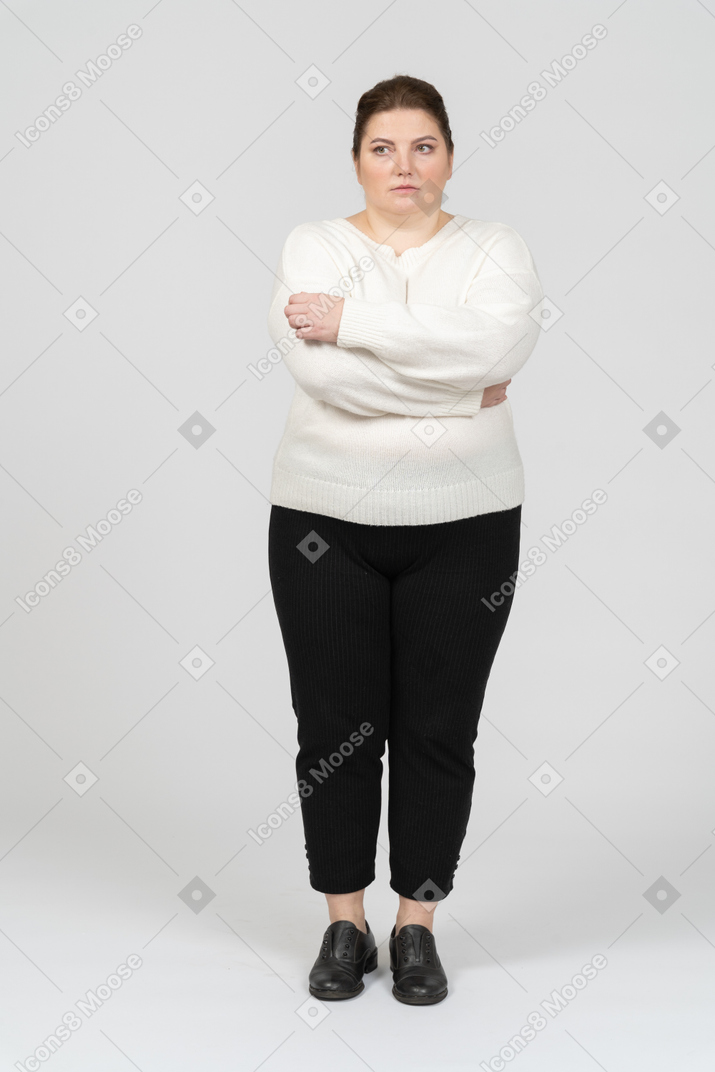 穿着休闲服的胖女人交叉双臂