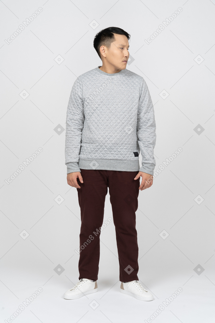 Mann in freizeitkleidung stehend