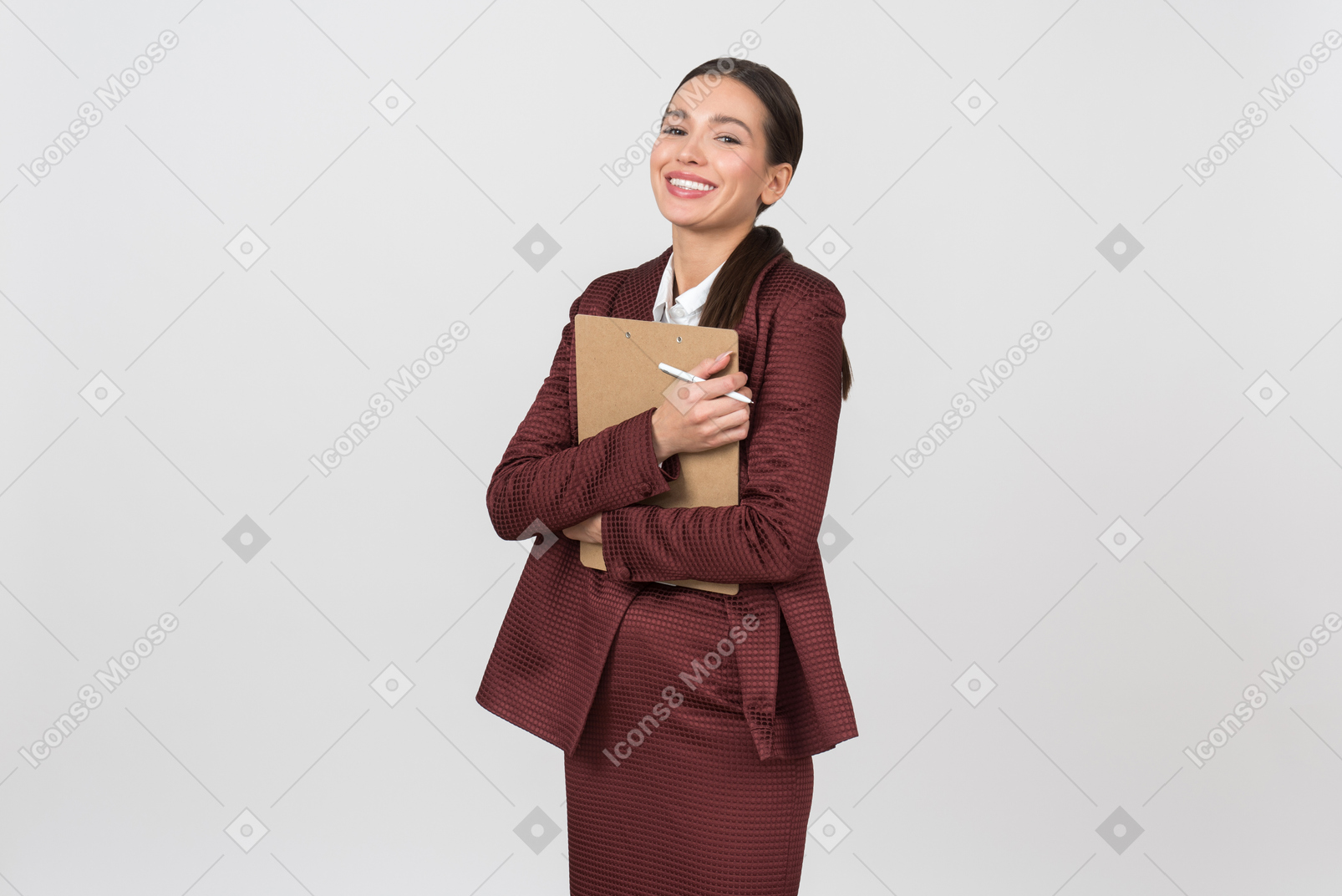 Atraente mulher formalmente vestida olhando satisfeito