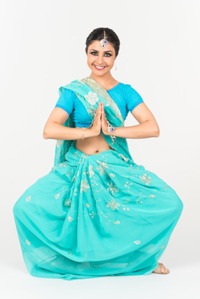 Jeune danseuse indienne debout en position de danse avec ses mains jointes