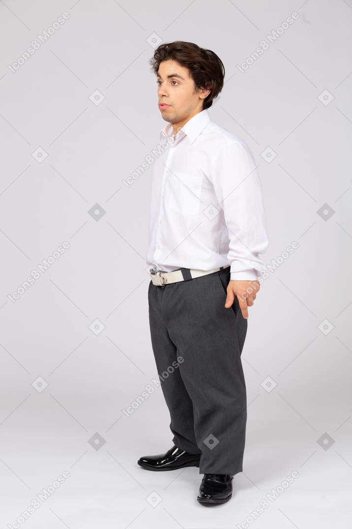 Jeune homme en chemise blanche regardant loin