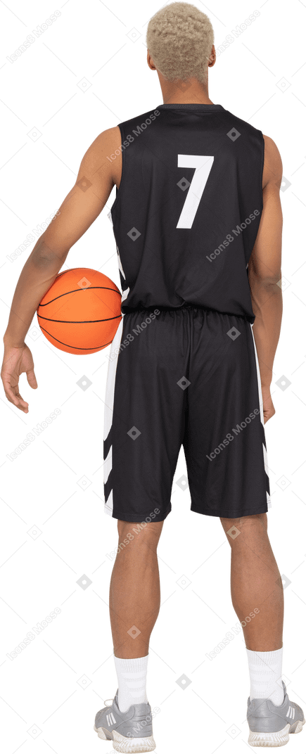 ボールを持っている若い男性のバスケットボール選手の背面図