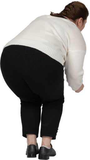 Retrovisor de uma mulher gorducha em roupas casuais curvando-se