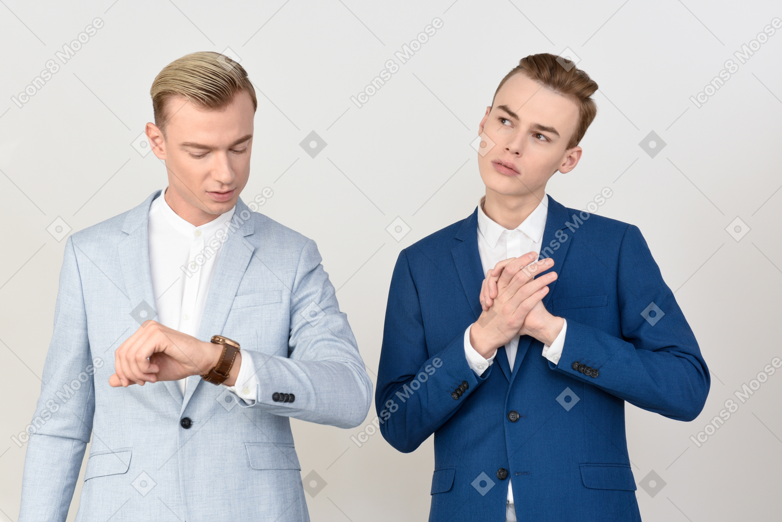 Uomo che guarda l'orologio e il suo collega maschio sembra pensieroso