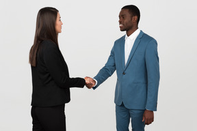 Colegas de trabalho apertando as mãos