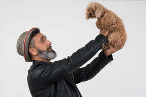 Homme d'âge mûr regardant amoureusement son chiot