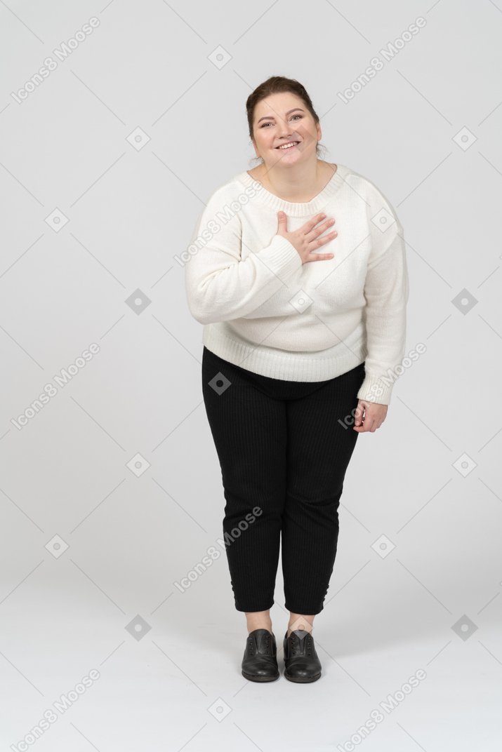 Vista frontal de una feliz mujer regordeta en ropa casual