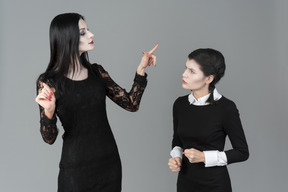 Addams morticia diciendo algo que hacer a su hija