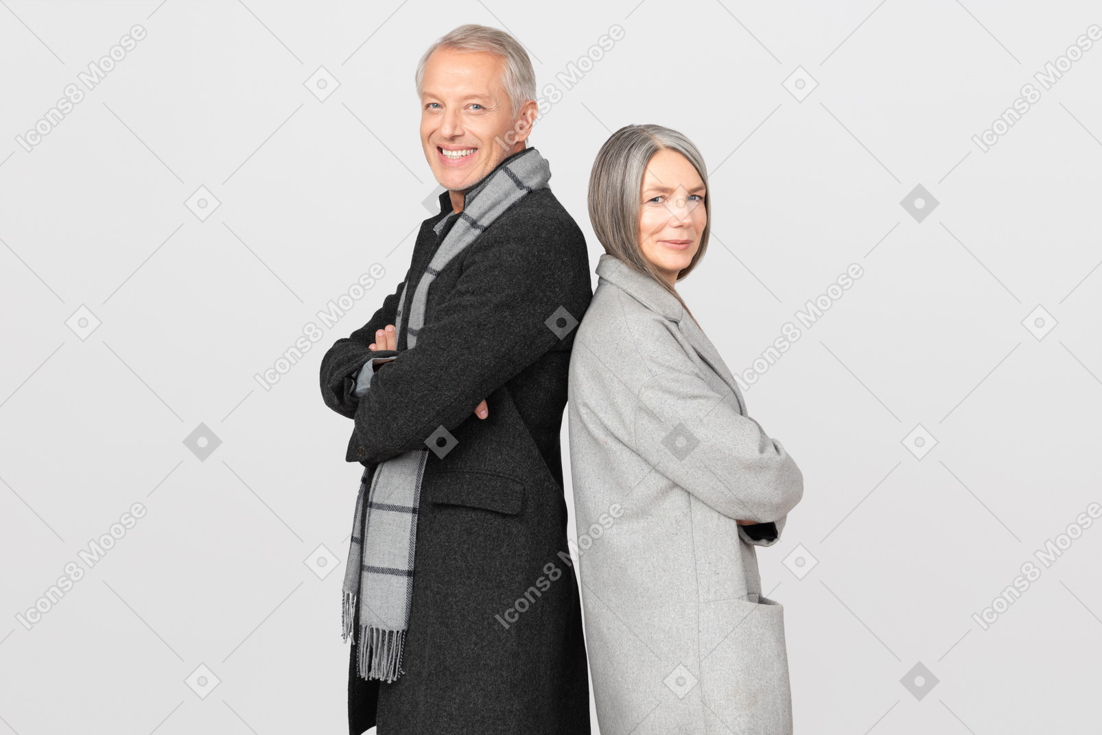 Пожилая пара стоит спиной к спине