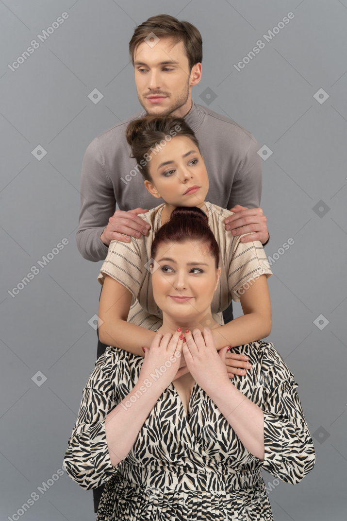 Caldi abbracci da due giovani donne e un giovane