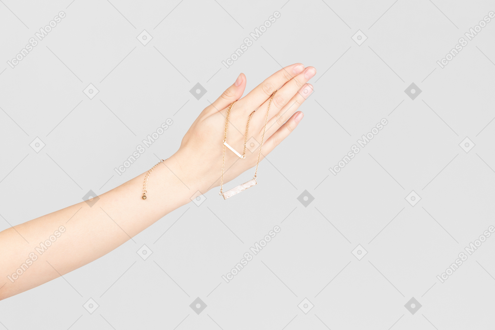 Weibliche hand, die halskette hält