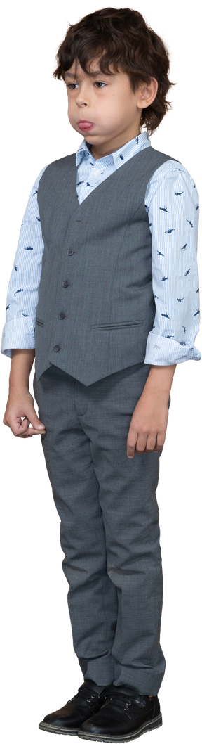 Вид спереди симпатичного мальчика в сером костюме с пухлыми щеками
