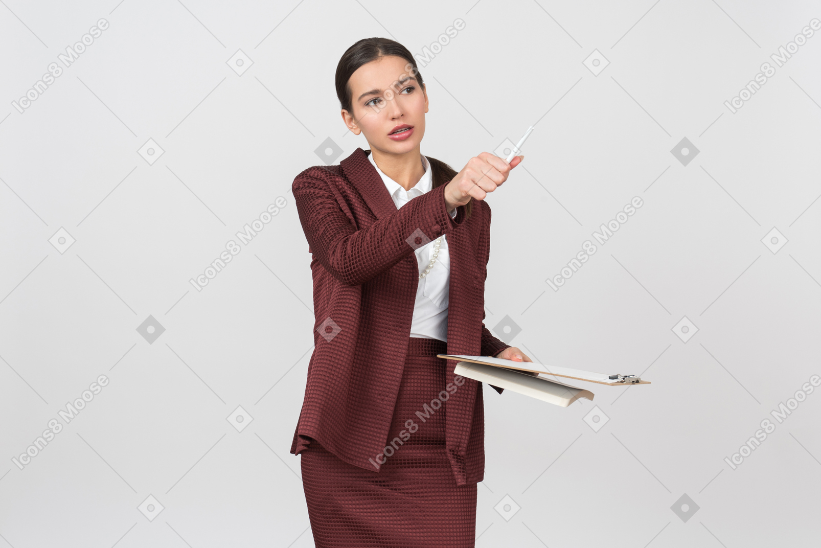 Atraente mulher formalmente vestida com uma prancheta apontando para algo