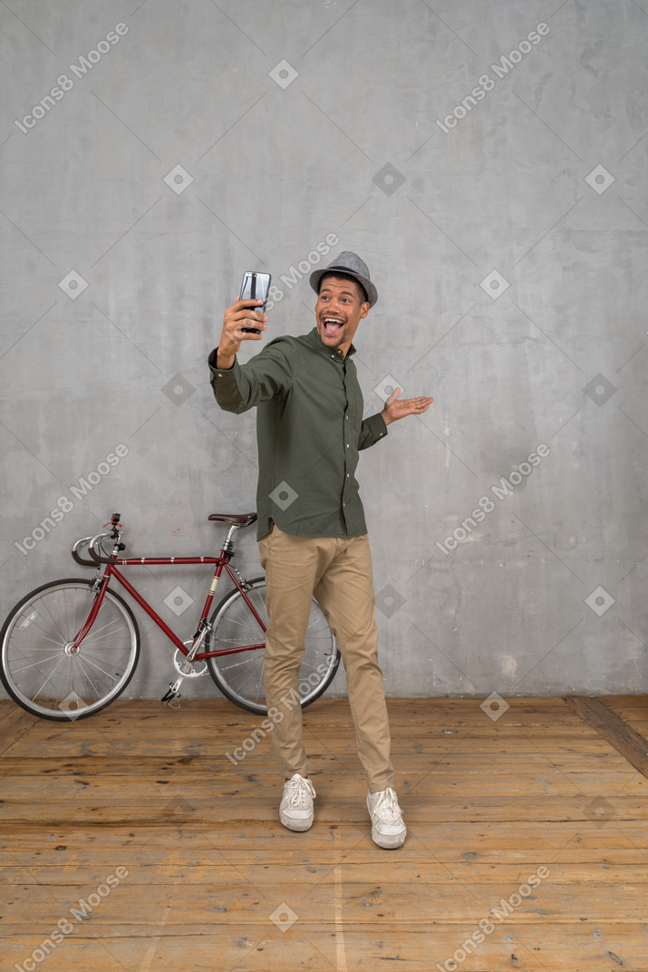 Мужчина со смартфоном в видеочате