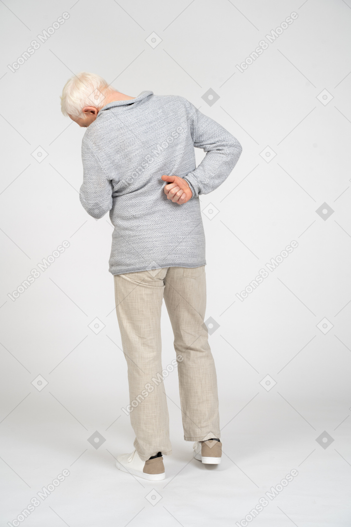 Vista posteriore di un uomo in piedi con il pugno dietro la schiena