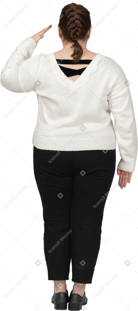 Vista laterale di una donna grassoccia in abiti casual che saluta
