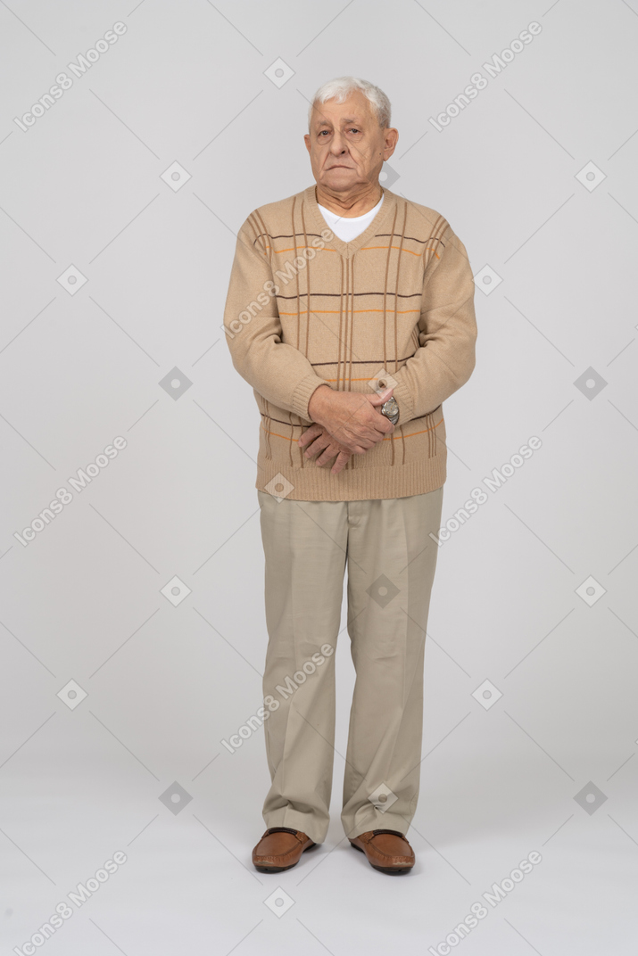Vista frontale di un vecchio in abiti casual che guarda l'obbiettivo