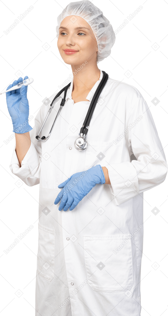 Vista di tre quarti di una giovane dottoressa sorridente con lo stetoscopio che tiene il termometro