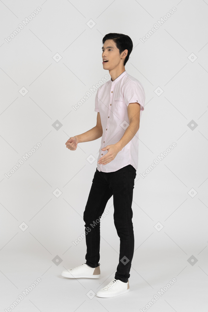 Mann in freizeitkleidung stehend