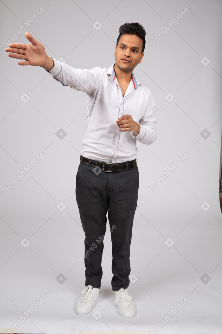 Homem de camisa branca em pé