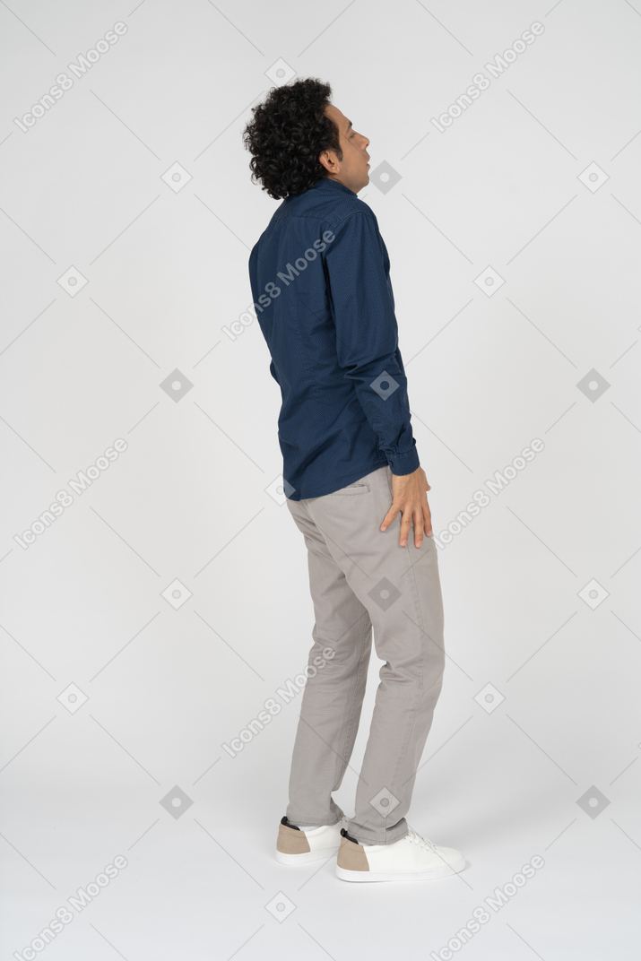 Mann in freizeitkleidung posiert im profil