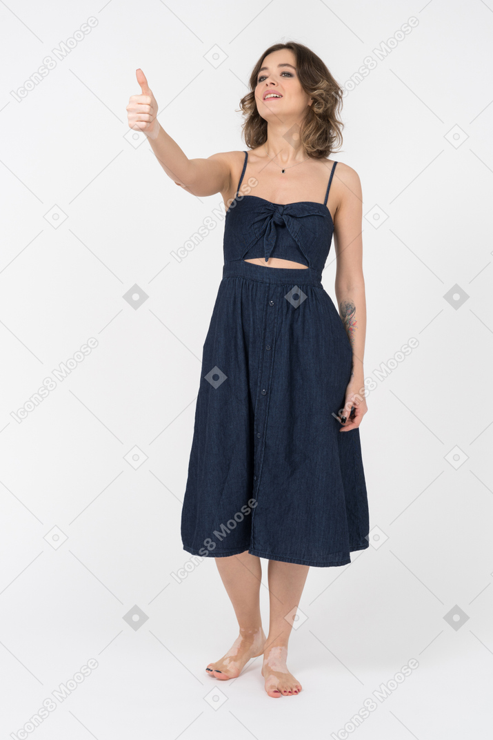 Mujer alegre mostrando el pulgar hacia arriba