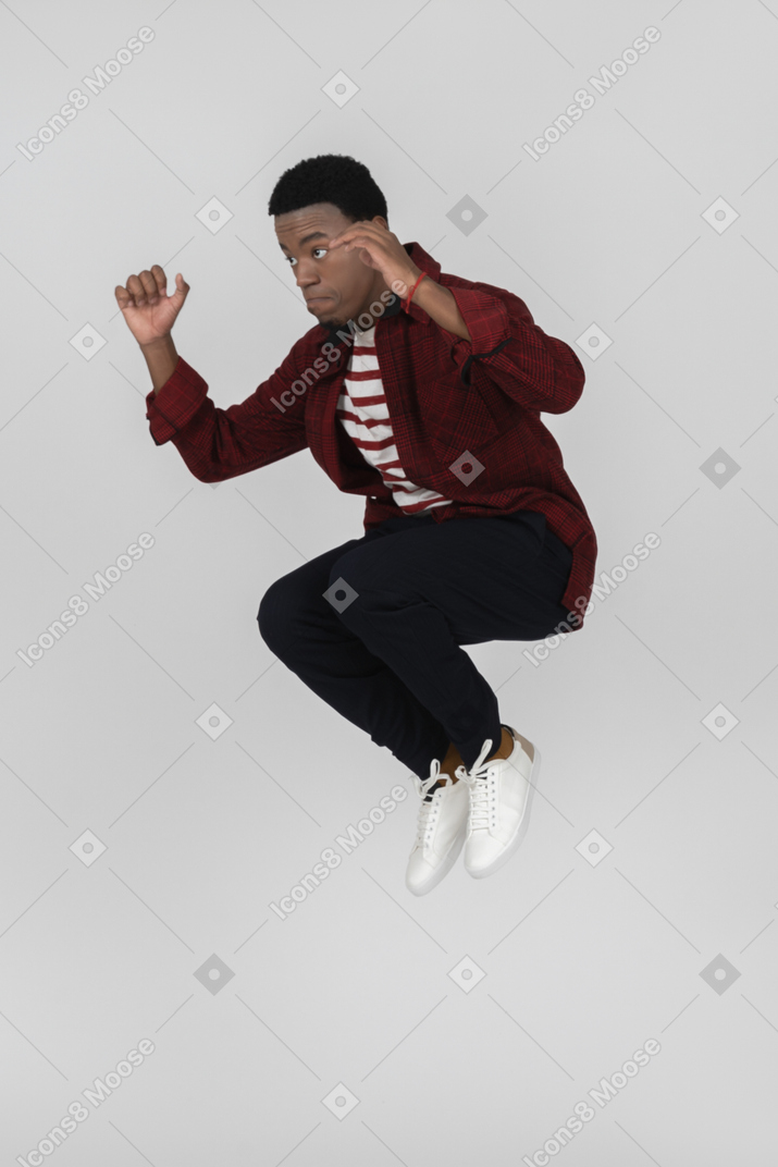 Homem negro pulando alto