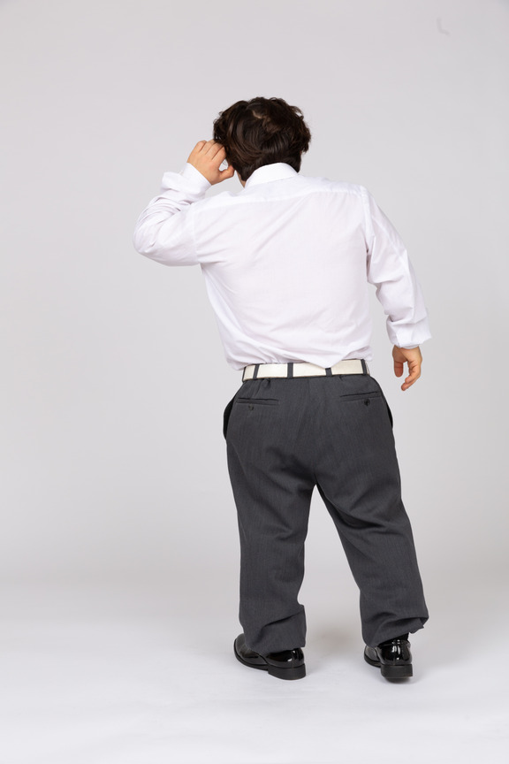 まっすぐ指差す白いシャツを着た男の後ろ姿 のフォト