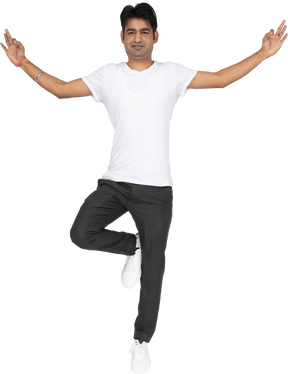Uomo in maglietta bianca che fa yoga