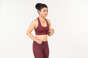 Niña india en ropa deportiva para correr