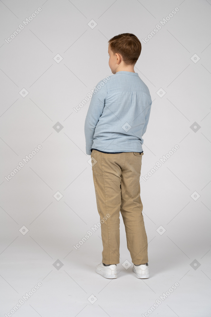 Vista traseira de um menino tímido