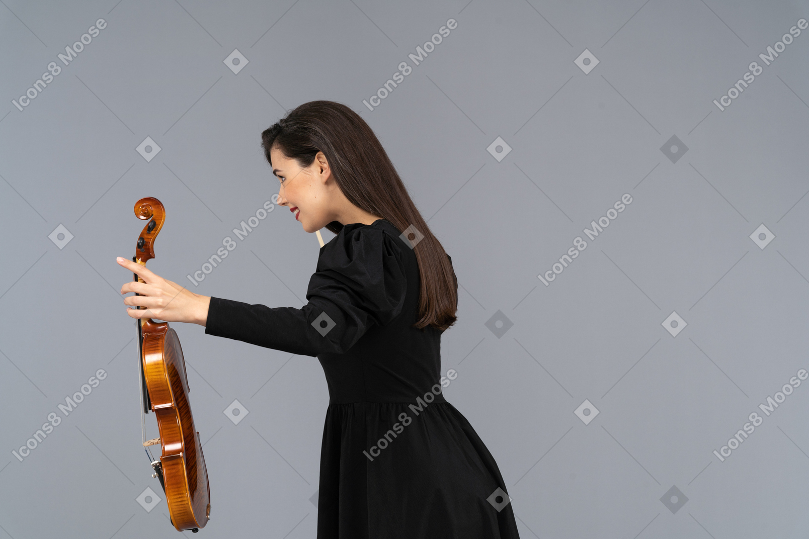 一位身穿黑色连衣裙的女小提琴手打弓的侧视图
