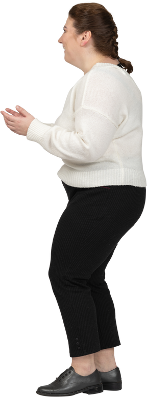 Donna grassoccia estremamente sorpresa in maglione bianco