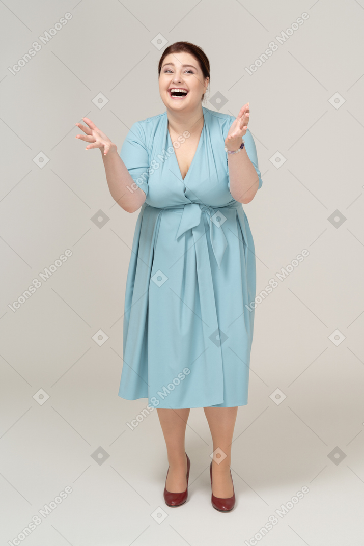 파란 드레스를 입은 행복한 여자