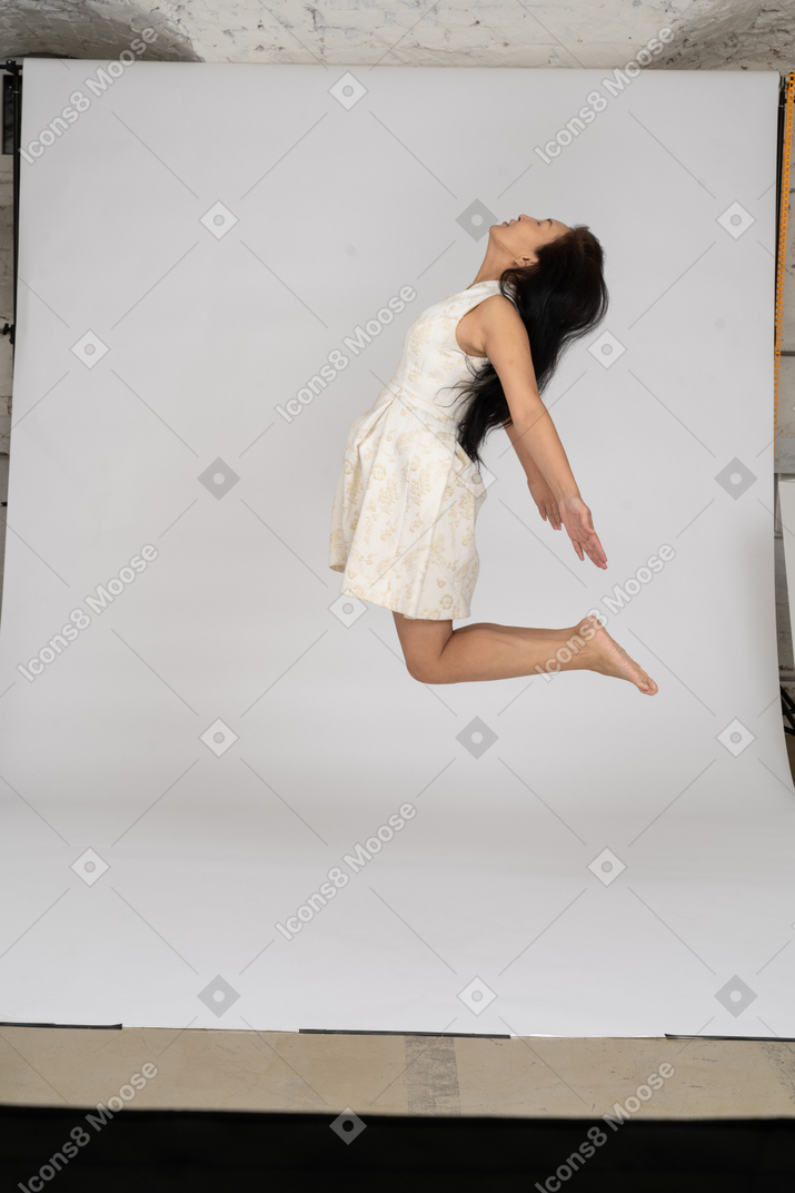 Mulher com lindo vestido pulando