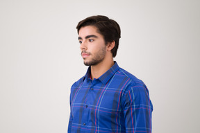 Junger gutaussehender mann in einem blauen hemd